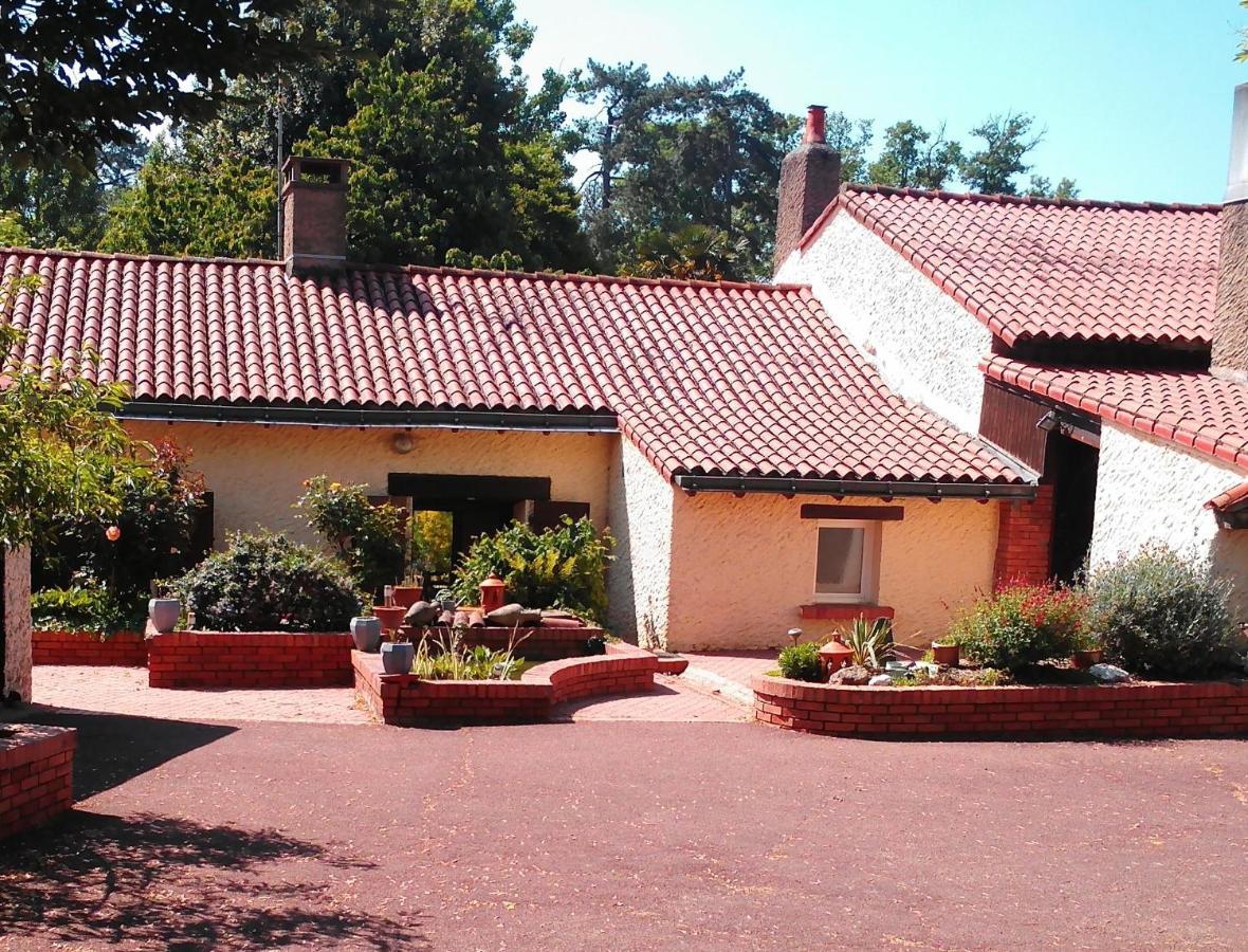 " Village Tonneaux De Tirpoil " Montilliers Exterior photo