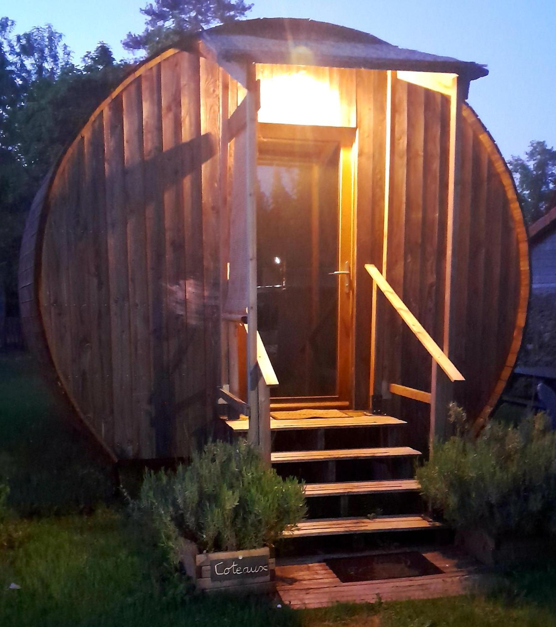 " Village Tonneaux De Tirpoil " Montilliers Exterior photo